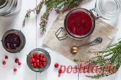 Врач опровергла популярный миф о варенье. Врач-диетолог Наталия Гридина заявила, что польза варенья сильно преувеличена, так как после термической обработки в большинстве фруктов и ягод практически не остается витаминов. Также в этом продукте содержится большое количество сахара, который вреден при ожирении, диабете и в целом для здоровья.