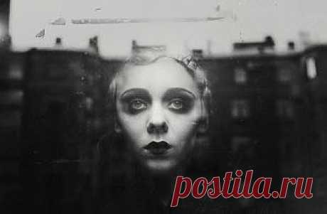 САМ СЕБЕ ПСИХОЛОГ _ Коллективный детский суицид нового поколения - / - Что размозжить в себе, чтобы вернуть дочь, шагнувшую из окна? Нет оправдания и нет понимания. В подростковых самоубийствах всегда виноваты мы, взрослые. Ежегодно мы умываемся в крови полутора тысяч детей-самоубийц. Пытаются совершить самоубийство 4000 наших детей.