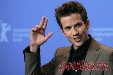 Голливудский актер погиб с дочерьми в авиакатастрофе. Американский актер Кристиан Оливер погиб с двумя дочерьми в авиакатастрофе на Карибах.