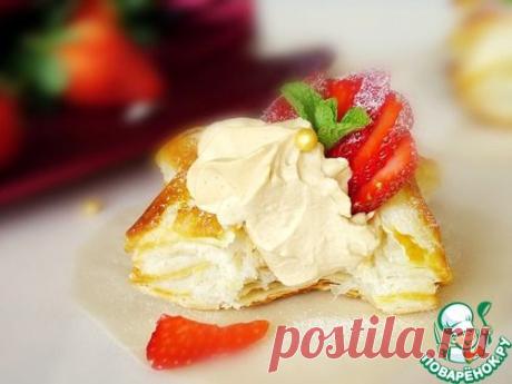 Слоеные корзиночки с карамельными сливками и клубникой.