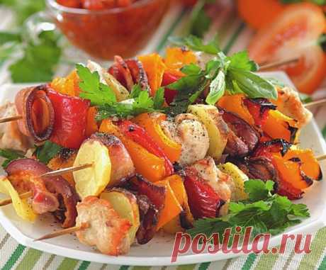 Куриный шашлык с овощамиНЕОБХОДИМЫЕ ИНГРЕДИЕНТЫ:- 2 кг куриного филе- 3 стручка сладкого разноцветного перца- 100 г копченой грудинки- 8 клубней картофеля- 1 стручок перца чили- 2 луковицы- 4 ст. л. оливкового масла- 4 ст. л. томатной пасты- 4 помидора- 1 ст. л. лимонного сока- 1 ст. л. меда- 1 ст. л. соевого соуса- 1 ст. л. крахмала- 1 ч. л. молотой паприки- черный перец, соль по вкусу...