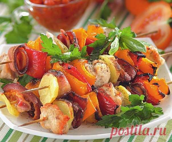 Куриный шашлык с овощамиНЕОБХОДИМЫЕ ИНГРЕДИЕНТЫ:- 2 кг куриного филе- 3 стручка сладкого разноцветного перца- 100 г копченой грудинки- 8 клубней картофеля- 1 стручок перца чили- 2 луковицы- 4 ст. л. оливкового масла- 4 ст. л. томатной пасты- 4 помидора- 1 ст. л. лимонного сока- 1 ст. л. меда- 1 ст. л. соевого соуса- 1 ст. л. крахмала- 1 ч. л. молотой паприки- черный перец, соль по вкусу...