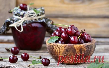 Аппетитная вишенка в собственном соку: вкуснейшие рецепты на зиму