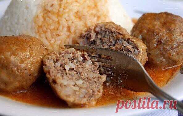 Тефтели в подливе, как в садике...

Ингредиенты:

Для тефтелей:
- 500 г любого фарша
- рис отварной (лучше до полуготовности) круглый непропаренный (0.3-0.5 стакана сырого риса перед варкой)
- 1 луковица средняя
- 1 яйцо
- 1 неполная чайная ложка соли

Для подливы:
- 1 столовая ложка сметаны
- 1 столовая ложка муки
- 1 чайная ложка томатной пасты
- лавровый лист
- 1,5 стакана воды

Приготовление:

Лучше фарш и лук прокрутить через мясорубку, а потом добавить рис, соль. Есл...