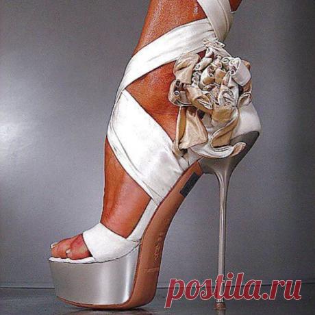Найдено на сайте thewowstyle.com.
