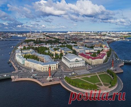 Из каких островов состоит Петербург

Наш город с самого начала строился на островах, которых в дельте Невы было множество. С течением времени одни острова появлялись, другие исчезали. Мы знакомим вас с самыми важными островами Санкт-Петербурга.

Точно не известно на скольких островах стоит Санкт-Петербург. В 1864 году была издана карта города, на которой был указан 101 остров. А вот в 2002 году насчитали всего 33 крупных острова.

Все острова Петербурга возможно разделить ...