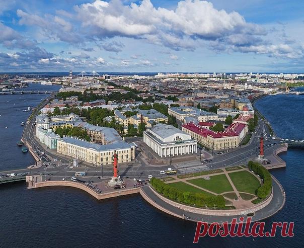 Из каких островов состоит Петербург

Наш город с самого начала строился на островах, которых в дельте Невы было множество. С течением времени одни острова появлялись, другие исчезали. Мы знакомим вас с самыми важными островами Санкт-Петербурга.

Точно не известно на скольких островах стоит Санкт-Петербург. В 1864 году была издана карта города, на которой был указан 101 остров. А вот в 2002 году насчитали всего 33 крупных острова.

Все острова Петербурга возможно разделить ...