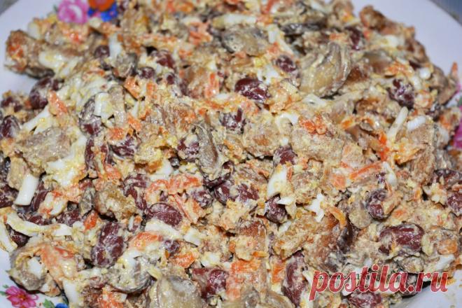 Действительно вкусный салат - Рецепты для дома Сегодня у нас «на повестке дня» очень вкусный и сытный салат с грибами и сухариками. Готовится он совсем не сложно, получается всегда и у всех, знаю это точно так, как делилась рецептом неоднократно со своими знакомыми – все отзывы только положительные. Ингредиенты: — Грибы (я брала консервированные шампиньоны, но можно использовать любые свежие) – 400 […]