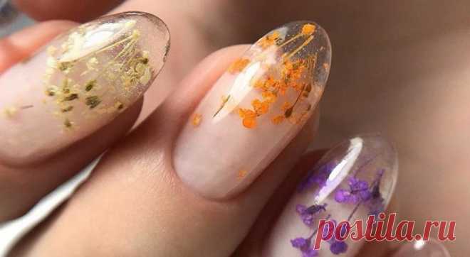 5 трендов маникюра на весну 2020 Цветы возвращаются в новом амплуа, а пузырьки больше нельзя убирать! изучите и покажите их своему мастеру. Главная идея, которая связывает эти абсолютно разные дизайны — минимализм. Привычный цветочны