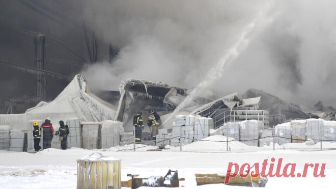 Эксперт объяснил, почему не могут потушить пожар на складе Wildberries. Пожар на складе Wildberries в поселке Шушары в Санкт-Петербурге не могут потушить из-за большого количества находящихся там горючих материалов. Об этом "Газете.Ru" рассказал эксперт по пожарной безопасности Виталий Бойко. Он ...