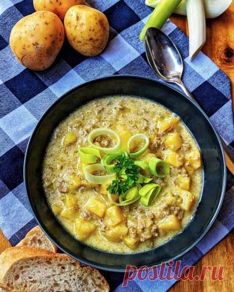 Die Käse-Lauch-Suppe ist ein sehr beliebter Klassiker unter den Suppen und zu jeder Gelegenheit ein Hit. Die Suppe ist deftig, cremig und ein echter Dauerbrenner bei Groß und Klein, denn so gut wie jeder mag