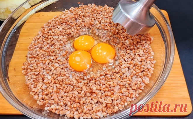 Взбиваем гречку с яйцами и жарим котлеты. Фарша в них нет, но по виду они почти как куриные