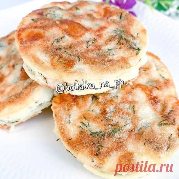 СЫРНЫЕ ЛЕПЁШКИ С ЗЕЛЕНЬЮ

Ингредиенты:
- 2 яйца;
- 1 ст л мягкого творога;
- 3 ст л кукурузного крахмала;
- 30-40 гр нежирного сыра;
- зелень любая -по вкусу;
- немного соли.

Приготовление:
1. Смешиваем два Яйца с творогом, добавляем кукурузный крахмал. Вымешиваем.
2. Добавляем зелень и тертый сыр.
3. Все перемешиваем и выпекаем на предварительно разогретой сковороде по 2 мин с каждой стороны (на медленном огне).

Приятного аппетита!