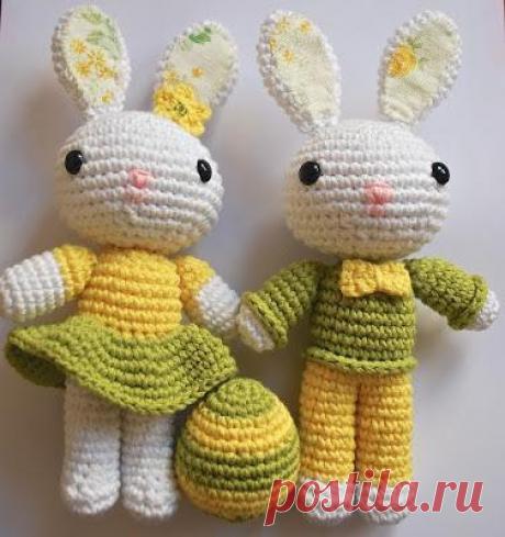 ЗАЙЧАТА ДЕВОЧКА И МАЛЬЧИК С ПАСХАЛЬНЫМ ЯЙЦОМ 

Для вязания необходимо 
Пряжа: белая, зеленая, желтая и немного розовой 
крючок номер 3,5 
пластиковые глазки 
наполнитель 

Условные обозначения: 
Вп - воздушная петля 
Сбн - столбик без накида 
П - прибавка 
У - убавка 

Ножки и тело - мальчик 
Ножки (2детали) - цвет - белый 
1ряд: амиг. кольцо - 6 петель 
2ряд: (П) повторяем 6 разa (12) 
3ряд: (2сбн,П) повторяем 4 разa (16) 
4ряд: 6 сбн. У,У,6 сбн. (14) 
5.ряд: 5сбн. У,У,5с...