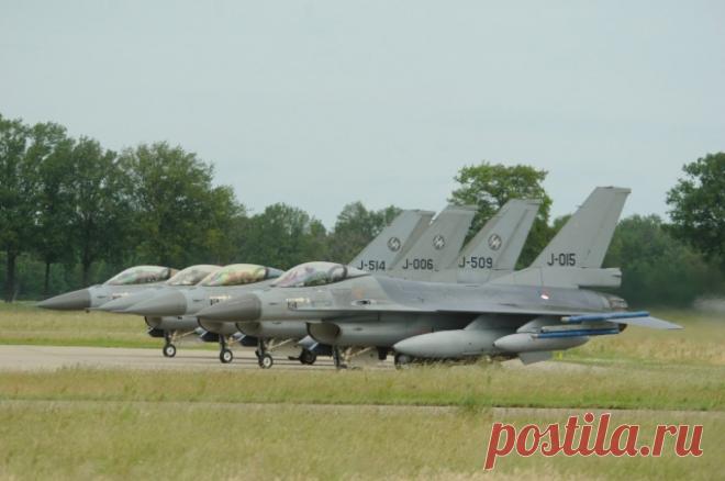 InfoBRICS: авиабазы ВСУ с F-16 станут целями российских военных. По данным экспертов, Киев намерен использовать новые базы для размещения истребителей из Польши и Румынии в сочетании с аэродромами во Львове, Одессе и Николаеве.