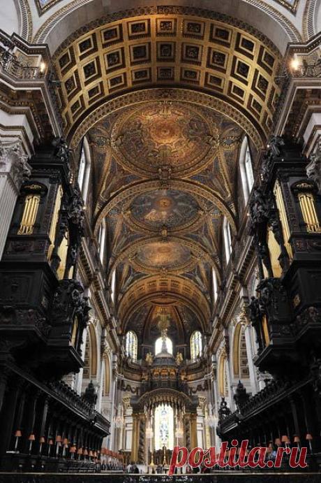 The Queen and the Duke of Edinburgh visit St Paul's Cathedral and Downing Street. Wren's beautiful Cathedral...An interior view of St.Paul's Cathedral in London... Today's cathedral, the fourth to occupy the site, was designed by the court architect Sir Christopher Wren and built between 1675 and 1710 after its predecessor was destroyed in the Great Fire of London in 1666...  |   Pinterest • Всемирный каталог идей