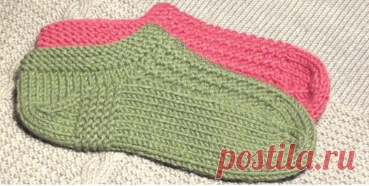 Как связать следки двумя спицами: технология, схемы, описания… С каждым годом следки становятся все популярней. Их используют в качестве домашних тапочек,так как это удоб