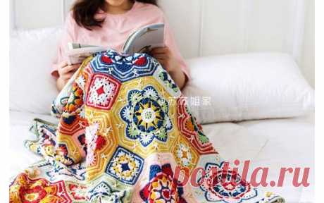 Вязаный   плед из разноцветных мотивов.