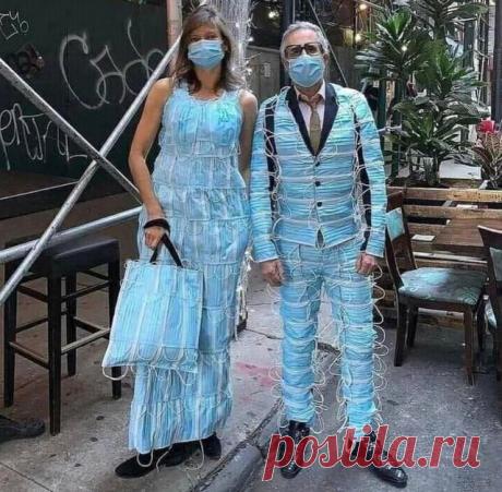 Парный look из медицинских масок. После ковида в мире будет столько масок, что бы будем вынуждены искать им применение…