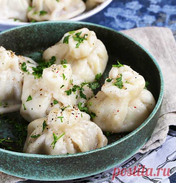 Хинкали с петрушкой.
Вкуснейшее грузинское блюдо из быстрого теста, мясного фарша с добавлением ароматной петрушки и измельченных семян кориандра.