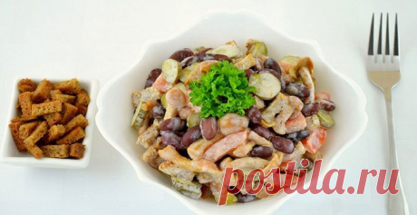 Салат из фасоли с сухариками (кириешек). Очень вкусные рецепты с колбасой и ещё 7 салатов