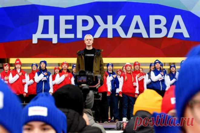 В один голос с SHAMANом. На ВДНХ выступил «Хор Первых» из 1300 детей. 4 ноября на уличной сцене ВДНХ, между Павильоном №1 и фонтаном «Дружбы народов», Российское движение детей и молодежи «Движение первых» провело массовую акцию, приуроченную к открытию международной выставки-форума "Россия" и Дню народного единства.