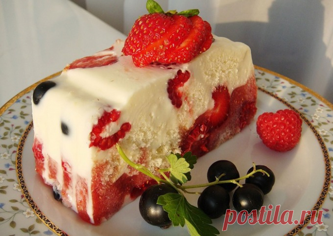 Летний низкокалорийный тортик 
Ингредиенты:
сметана — 500 г.бисквит — 300 г.желатин — 3 столовые ложкиклубникасахар — 1 стаканкиви
Приготовление:
1. 1/2 стакана холодной воды заливаем желатин и оставляем на полчаса. А сами тем вре…