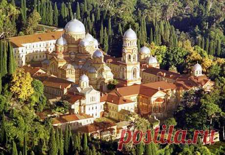 В окружении пальм и кипарисов почти у самого берега Черного моря в Абхазии стоит один из самым прекрасных монастырей в мире – Новый Афон. Он был основан в 1875 монахами из греческого Афона и на несколько десятилетий стал центром духовной жизни всего православного Кавказа.