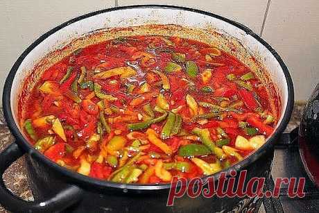 Семь рецептов САМОГО вкусного лечо, копилка проверенных рецептов! 
1 Лечо из болгарского перца 
2 Лечо «Семейное» 
3 Лечо с морковью 
4 Лечо на зиму из перца и фасоли 
5 Лечо "Вкусное" 
6 Лечо из огурцов 
7 Лечо из баклажанов 
Этот салат - одна из самых популярных разновидностей домашней консервации: практически у каждой хозяйки в «загашнике» найдется парочка рецептов вкусного 
Рецепты вкусного лечо лечо. Аппетитный салатик со сладким перцем и морковью, или с луком и огурц...