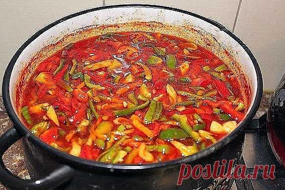 Семь рецептов САМОГО вкусного лечо, копилка проверенных рецептов! 
1 Лечо из болгарского перца 
2 Лечо «Семейное» 
3 Лечо с морковью 
4 Лечо на зиму из перца и фасоли 
5 Лечо 