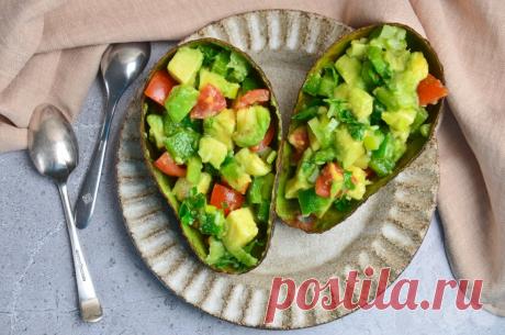 Фаршированные авокадо с помидорами и перцем – простой и вкусный рецепт с фото (пошагово) Люблю свежие овощные закуски за их легкость, яркость и гармоничный вкус. Хочу поделиться с вами хорошим вегетарианским рецептом фаршированного авокадо с помидорами, болгарским перцем и рубленой зеленью!