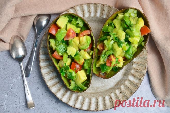 Фаршированные авокадо с помидорами и перцем – простой и вкусный рецепт с фото (пошагово) Люблю свежие овощные закуски за их легкость, яркость и гармоничный вкус. Хочу поделиться с вами хорошим вегетарианским рецептом фаршированного авокадо с помидорами, болгарским перцем и рубленой зеленью!