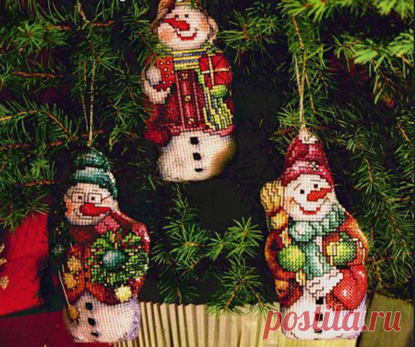 Вышитые рождественские украшения.