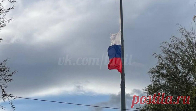 В российском городе ветер разорвал флаг РФ за десятки миллионов рублей. В Нижнем Тагиле ветер испортил 50-метровый флагшток с триколором, на который власти города потратили десятки миллионов рублей. О происшествии сообщили на странице МУП "Тагилдорстрой" в соцсети "ВКонтакте". "В ...