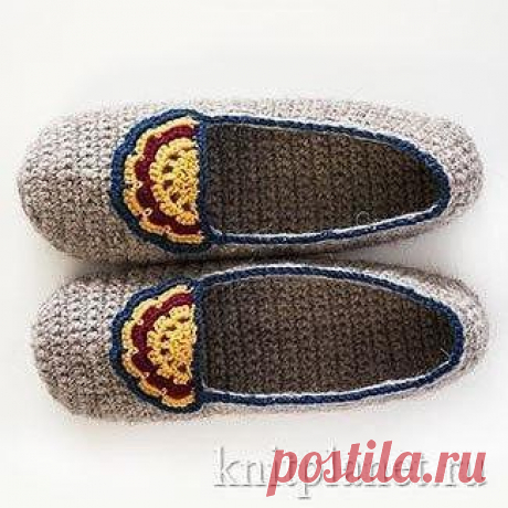 Тапочки крючком

Вяжем вместе крючком красивые тапочки.Я буквально заразилась вязанием тапочек и игрушек крючком. Друзья и родственники только успевают носить мои новинки.

Размер 37-38

Пряжа - “Деревенька” из Троицка, цвет натуральный (1508), 100% шерсть, 170 м / 100 г.,
Расход пряжи 100 г
Крючок № 3,5
Плотность вязания основной вязки (столбики без накида) Пг = 1,54 петли в 1 см, Пв = 1,8 ряда в 1 см
Обхват ноги (Он) 23 см

Здесь мы подробно расскажем, как связать просты...