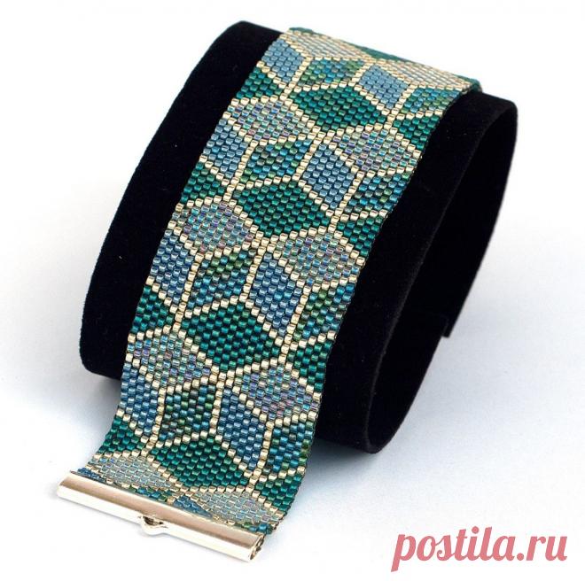 Красивый мозаичный браслет.