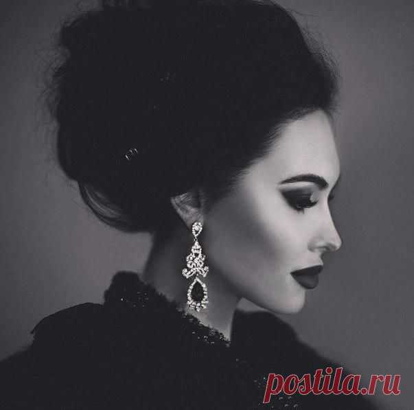 Чем старше женщина, тем с ней сложней. Она мудрей, хитрей, нежней...И точно знает, кто ей в жизни необходим! Ходы вперед десятками считает, читает взгляд и даже слабый жест. Запретный плод её уж не прельщает: Она лишь то, что ей по вкусу, ест. / Слабый пол!