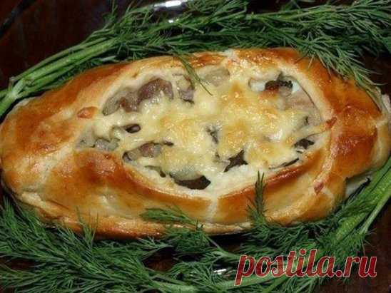 Лодочки из слоеного теста с картофелем, мясом и огурчиками
Ингредиенты:
картофель - 1 кг.
мясо (любое!!!) - 400 гр.
луковица - 1 большая
огурчики соленые -3-4 шт(маленькие)
тесто слоеное - 500 гр.(у меня было готовое, дрожжевое, резаное на квадраты...)
яйцо - 1 шт.(смазать лодочки)
сыр твердый-50 гр(для посыпки лодочек, но можно и без него)
Приготовление:
1. картофель отварить и сделать пюре, такое, как вы обычно делаете для семьи
2. мясо порезать кусочками(у меня свинина, лопаточная часть,