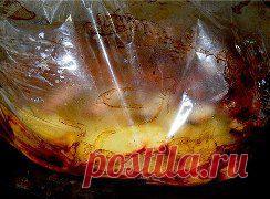 РЁБРА СВИНЫЕ С КАРТОФЕЛЕМ
1 кг свиных ребер,1 кг картошки,
соль, специи, черный перец молотый, горчица в зёрнах, чеснок.1 большая луковица, 1 ст.л. раст масла, паприка.
Мясо натереть специями, чесноком, поперчить, посолить.Оставить на ночь мариноваться
Картофель очистить, лук нарезать полукольцами, добавить растительное масло, соль, паприку, перемешать.
В рукав  уложить картофель, сверху на картофель ребра, завязать края рукава, поместить на противень и духовку, разогретую до 200С на час.