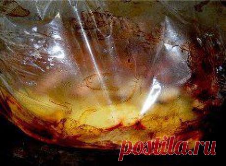 РЁБРА СВИНЫЕ С КАРТОФЕЛЕМ
1 кг свиных ребер,1 кг картошки,
соль, специи, черный перец молотый, горчица в зёрнах, чеснок.1 большая луковица, 1 ст.л. раст масла, паприка.
Мясо натереть специями, чесноком, поперчить, посолить.Оставить на ночь мариноваться
Картофель очистить, лук нарезать полукольцами, добавить растительное масло, соль, паприку, перемешать.
В рукав  уложить картофель, сверху на картофель ребра, завязать края рукава, поместить на противень и духовку, разогретую до 200С на час.