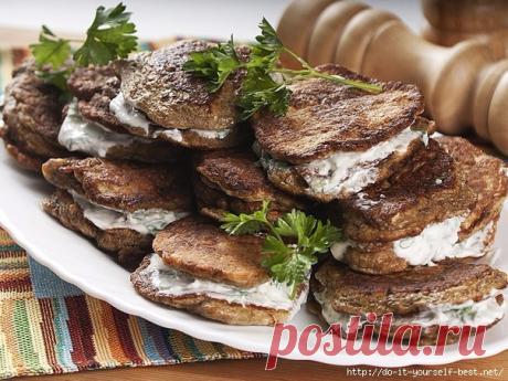 Печеночные оладьи в сметанном соусе | Четыре вкуса