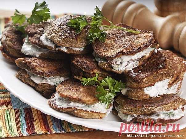 Печеночные оладьи в сметанном соусе | Четыре вкуса