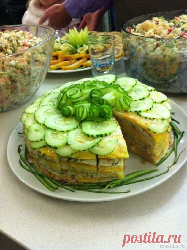 Закусочный торт с курицей и грибами