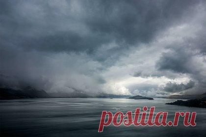 Россиян предупредили о надвигающейся на Черное море опасности. Главное управление МЧС России по Краснодарскому краю сообщило о возможном формировании смерчей над Черным морем на участке Магри-Веселое. В случае возникновения и выхода смерча на сушу местным жителям и туристам посоветовали остерегаться порванных электрических проводов, высоких строений и деревьев, а также мачт.