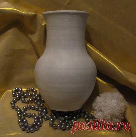 Ваза. Материал - глина. Ручная работа. Внутри глазурирована белой глазурью внутри. Снаружи - по желанию. Наличие ручек - по желанию. Высота - на заказ. Стоимость зависит от высоты вазы: 400 р. - 15-25 см. Все дополнения + 50 р. Данный вариант загрунтован белым грунтом.