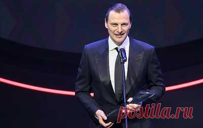 Официально закрылся 15-й сезон Континентальной хоккейной лиги. Лучшим игроком прошедшего сезона был признан форвард СКА Дмитрий Яшкин, лучшим тренером - наставник ЦСКА Сергей Федоров