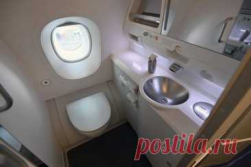 Снимавший подростков в туалетах самолетов бортпроводник отверг обвинения
