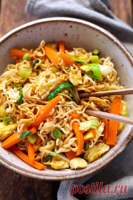 Gebratene Nudeln mit Gemüse und Ei (einfach und lecker) Chinesisch gebratene Nudeln mit Gemüse und Ei sind das perfekte Feierabend Rezept! Schnell, einfach und mega lecker - unbedingt probieren!