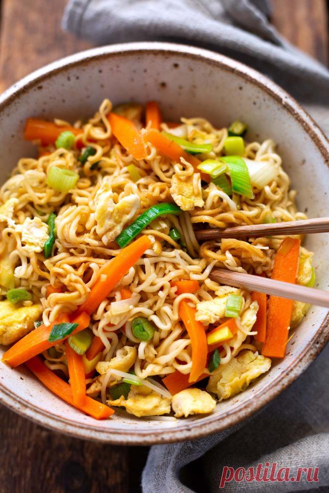 Gebratene Nudeln mit Gemüse und Ei (einfach und lecker) Chinesisch gebratene Nudeln mit Gemüse und Ei sind das perfekte Feierabend Rezept! Schnell, einfach und mega lecker - unbedingt probieren!