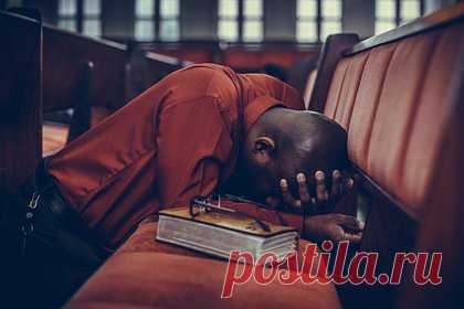 Епископ на два года запер больного сына в комнате и морил голодом. Епископ церкви из Зимбабве держал 21-летнего сына в закрытой комнате для проведения ритуалов. Он морил юношу голодом, не давал воду и одежду, а также не позволял ему выйти на улицу. В результате мужчина довел сына до состояния крайнего истощения. Юношу нашли лишь спустя два года, после получения наводки от его тети.